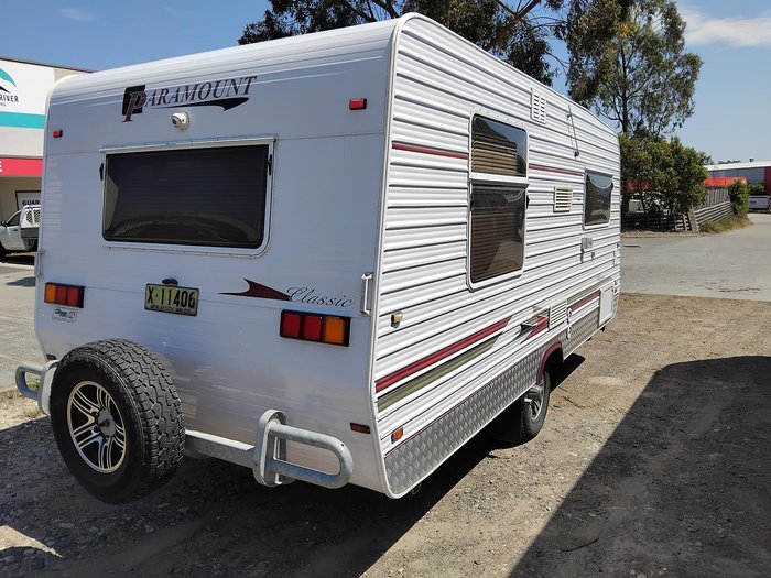 2011 Paramount Classic 17Ft Couples Van With Queen Bed And Front Lougne