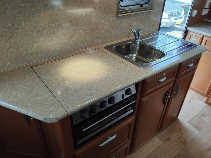 2011 Paramount Classic 17Ft Couples Van With Queen Bed And Front Lougne