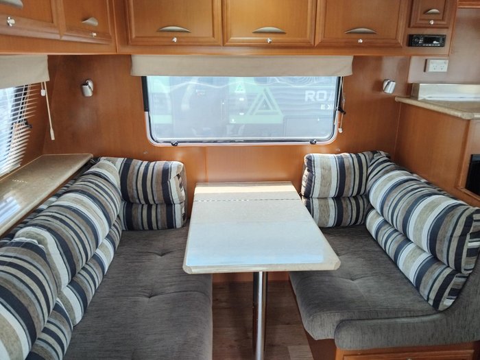2011 Paramount Classic 17Ft Couples Van With Queen Bed And Front Lounge