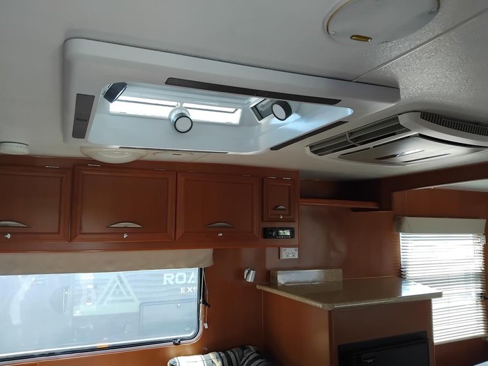 2011 Paramount Classic 17Ft Couples Van With Queen Bed And Front Lougne