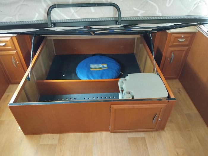 2011 Paramount Classic 17Ft Couples Van With Queen Bed And Front Lounge