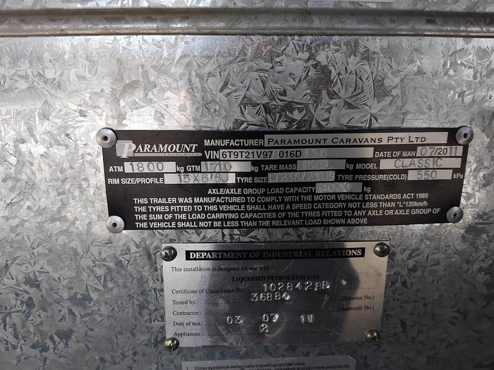 2011 Paramount Classic 17Ft Couples Van With Queen Bed And Front Lounge