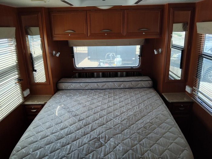 2011 Paramount Classic 17Ft Couples Van With Queen Bed And Front Lougne