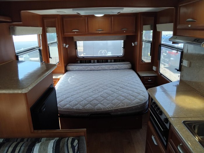 2011 Paramount Classic 17Ft Couples Van With Queen Bed And Front Lougne