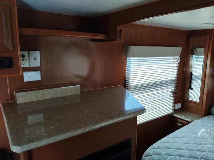 2011 Paramount Classic 17Ft Couples Van With Queen Bed And Front Lougne