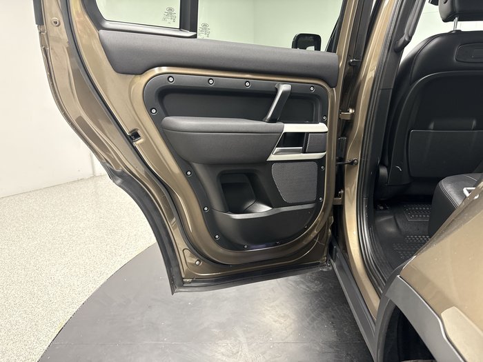 2021 Land Rover Defender 110 D300 SE