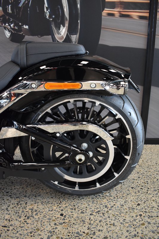 2025 Harley-davidson FXBR BREAKOUT (117) VIVID BLACK