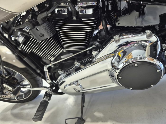 2022 Harley-Davidson Sport Glide 107 (FLSB) Softail White