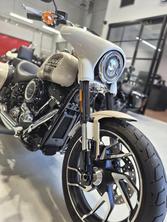 2022 Harley-Davidson Sport Glide 107 (FLSB) Softail White