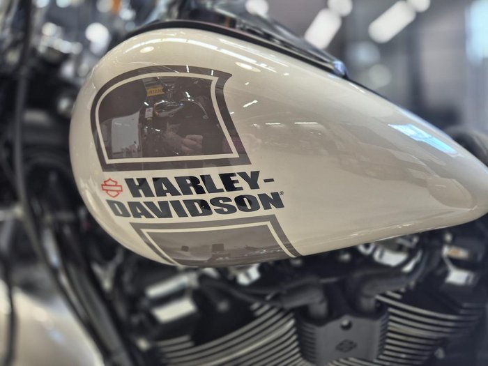 2022 Harley-Davidson Sport Glide 107 (FLSB) Softail White