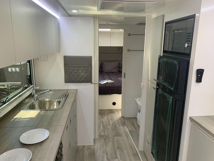 2025 Essential Caravans Cruiser V10 22'10'