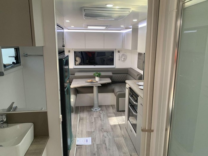 2025 Essential Caravans Cruiser V10 22'10'