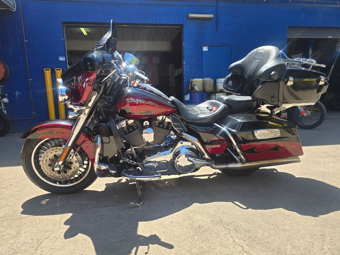 2011 HARLEY-DAVIDSON FLHTCUSE6 CVO U/C ELECTRAGLIDE Black/Red
