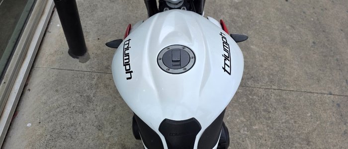 2013 Triumph STREET TRIPLE R (NON ABS) WHITE