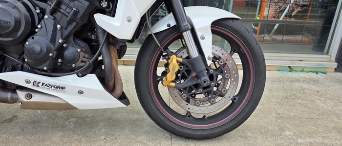 2013 Triumph STREET TRIPLE R (NON ABS) WHITE