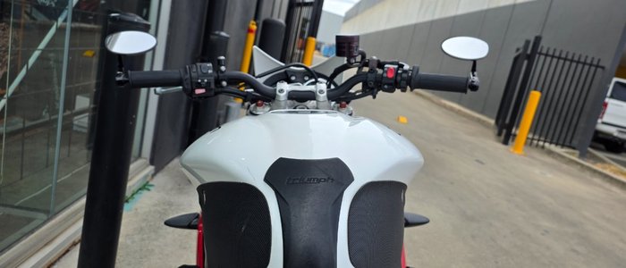 2013 Triumph STREET TRIPLE R (NON ABS) WHITE