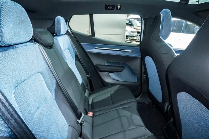 2025 Volvo EX30 Cross Country