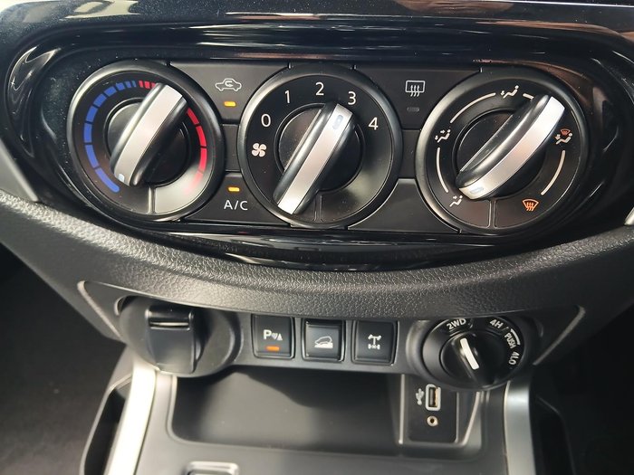 2023 Nissan Navara ST