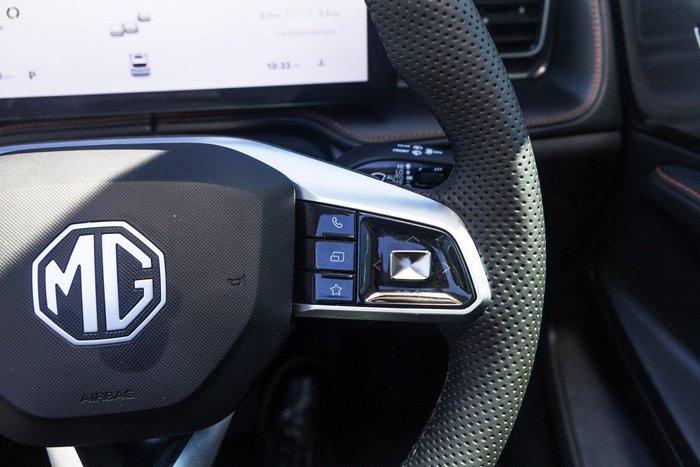 2025 MG HS Essence