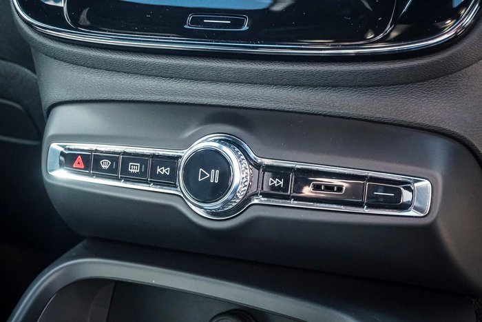 2023 Volvo XC40 Plus B4