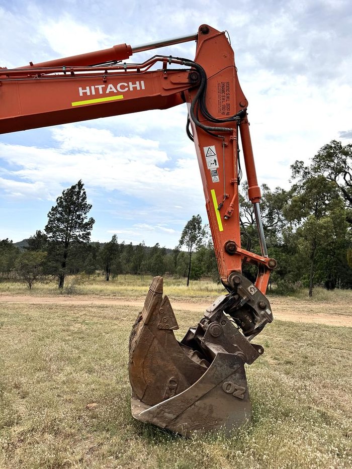 2017 Hitachi Zx225uslc-5B