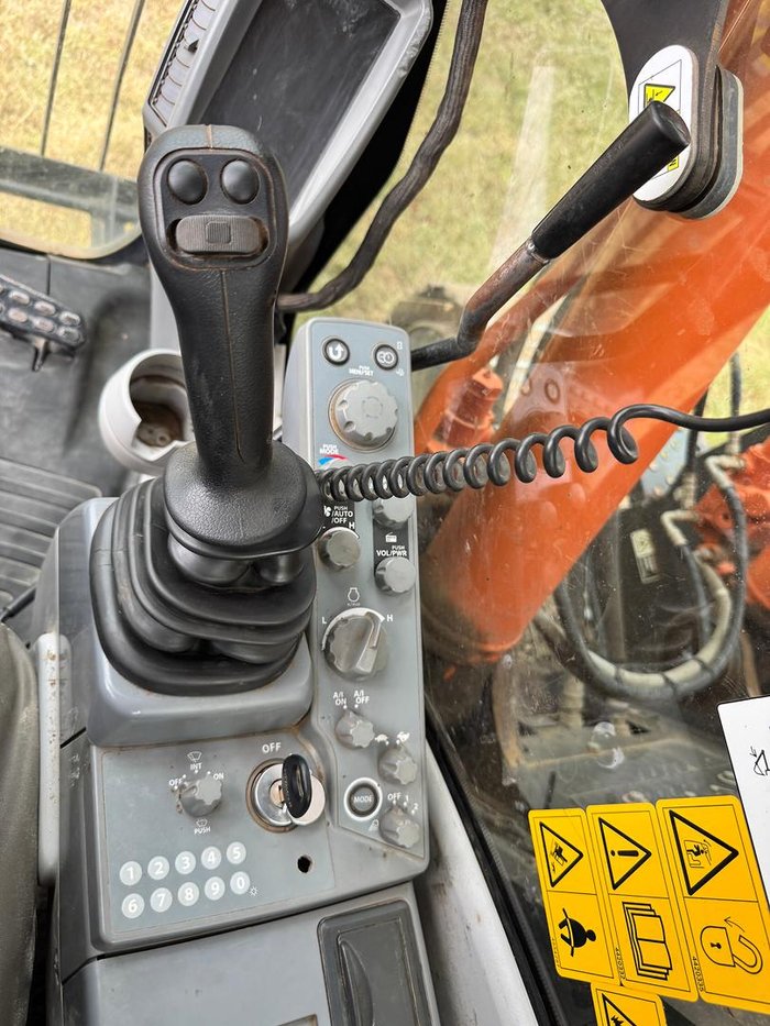 2017 Hitachi Zx225uslc-5B