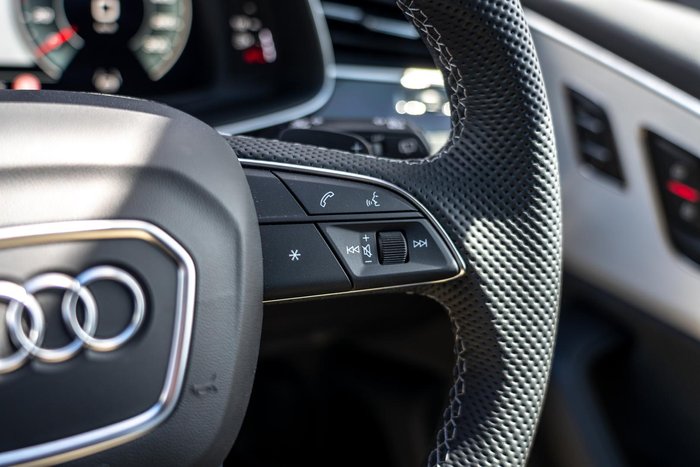 2025 Audi Q8 55 TFSI S line