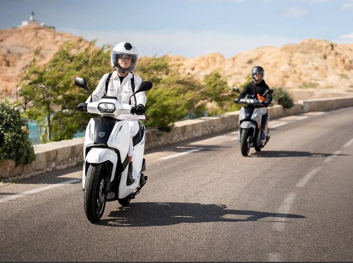 2025 Peugeot Tweet 200 Tweet Black