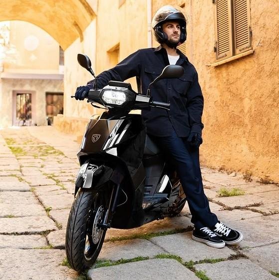 2025 Peugeot Tweet 200 Tweet Black