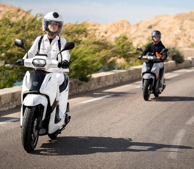 2025 Peugeot Tweet 200 Tweet Black