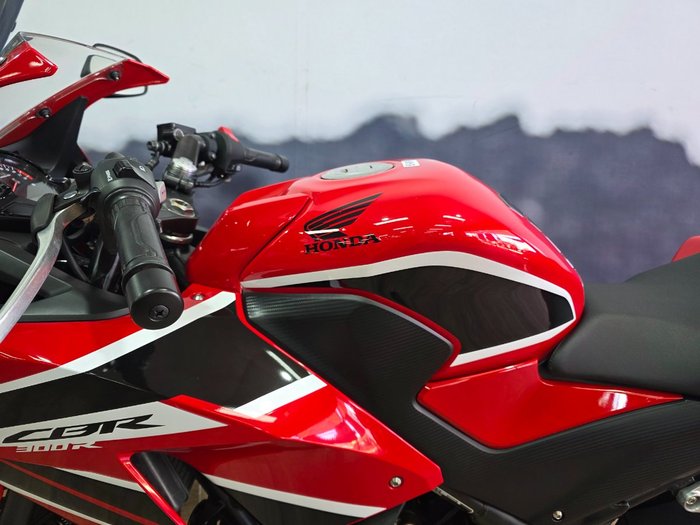 2017 Honda CBR300R RED