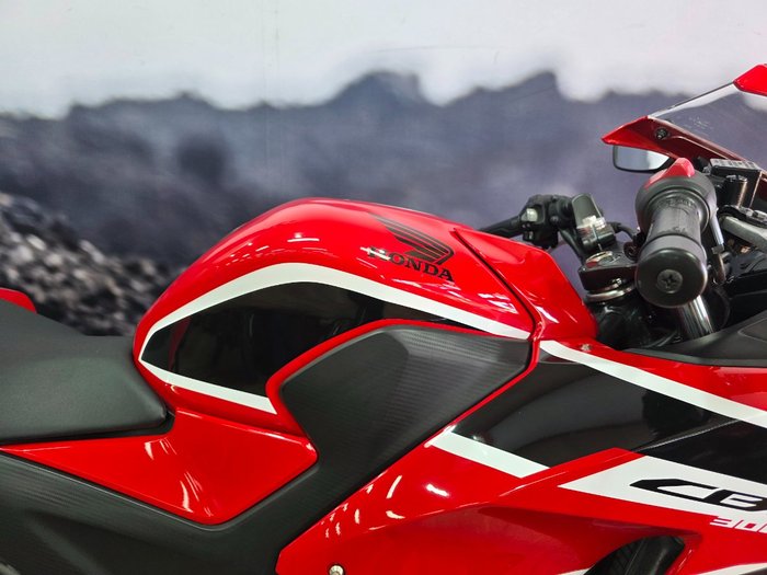 2017 Honda CBR300R RED