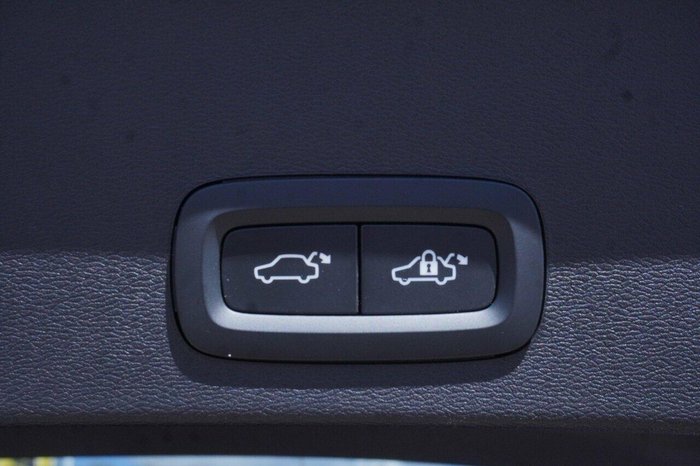 2023 Volvo XC40 Ultimate B4 Bright