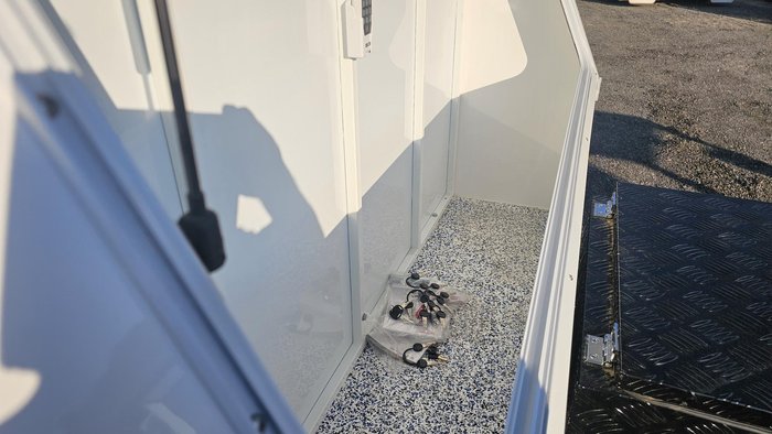 2025 Mcneill 6 Berth Dog Trailer