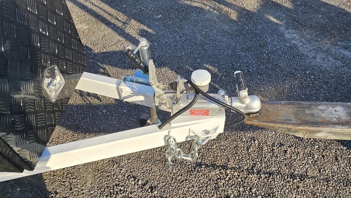 2025 Mcneill 6 Berth Dog Trailer