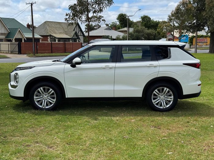 2022 Mitsubishi Outlander ES