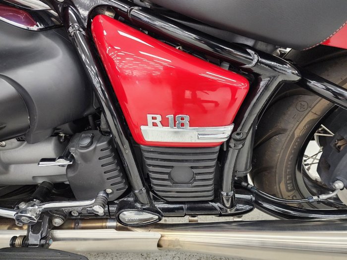 2022 BMW Motorrad R 18 Red