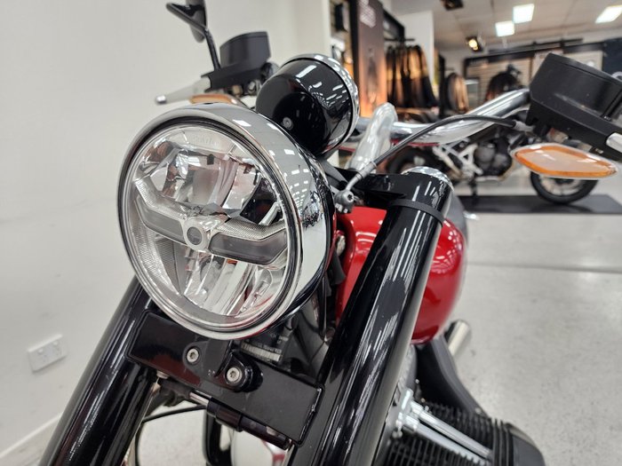 2022 BMW Motorrad R 18 Red