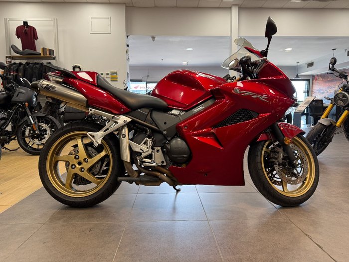 Honda 2011 HONDA 800CC VFR8009US1 RED