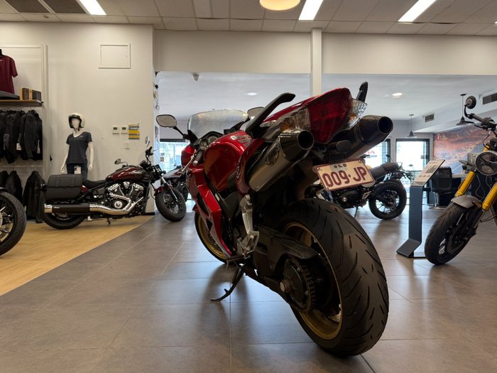 Honda 2011 HONDA 800CC VFR8009US1 RED