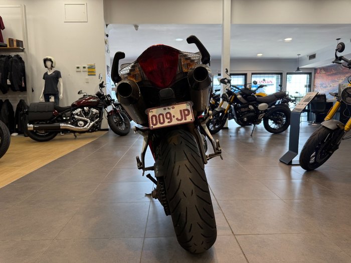 Honda 2011 HONDA 800CC VFR8009US1 RED