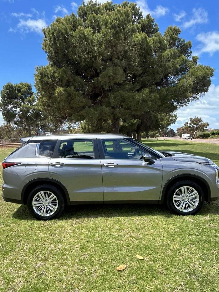 2022 Mitsubishi Outlander ES