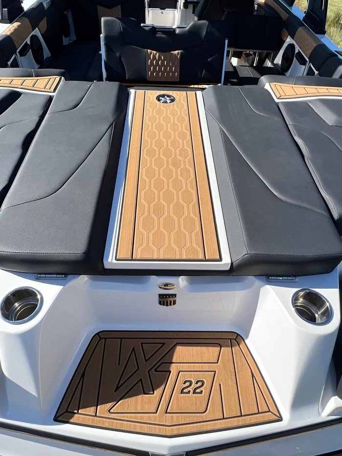 2023 MasterCraft XT22
