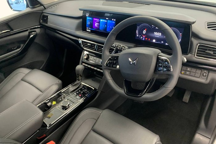 2025 Mahindra XUV700 AX7L