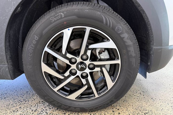 2025 Mahindra XUV3XO AX5L