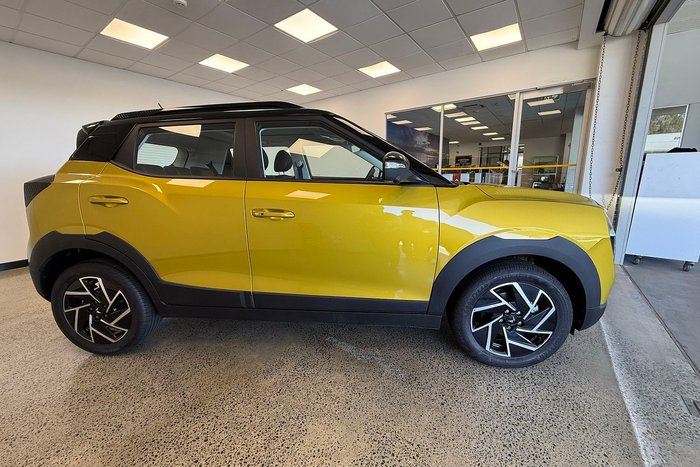 2025 Mahindra XUV3XO AX7L