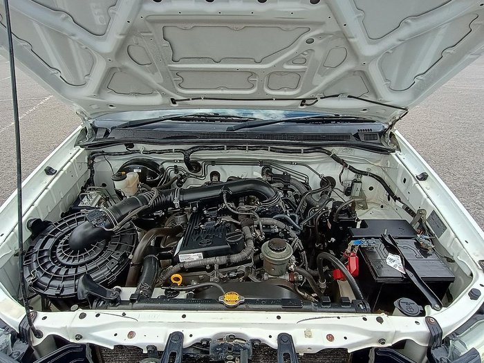 2014 Toyota Hilux Workmate TGN16R MY14 4x2 Glacier White