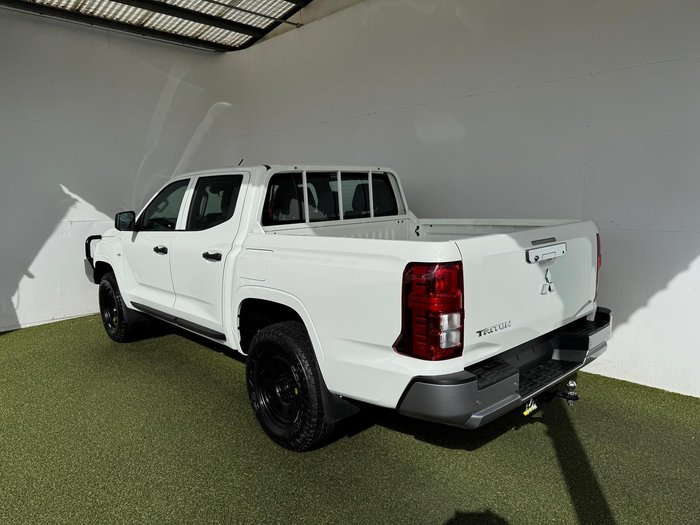 2024 Mitsubishi Triton GLX