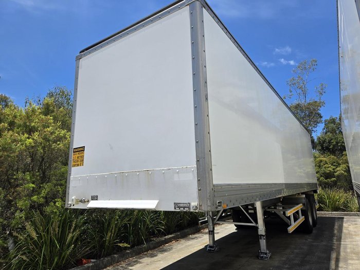 2009 Vawdrey 16P Dry Freight Van White