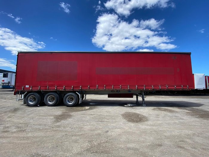 2013 Krueger 22P Straight Curtain Sider Red